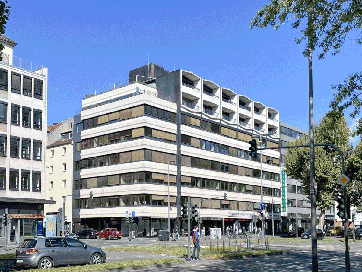 Moderne Gebäude in einer urbanen Landschaft, ideal für strategisches Facility Management und Commercial Real Estate Management.
