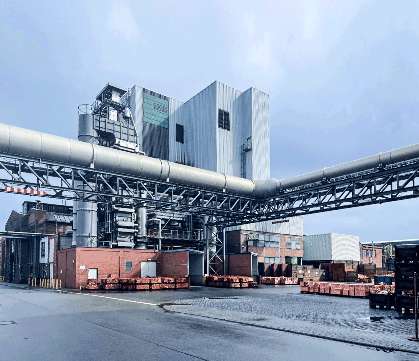 industriegelände mit hohem gebäude, Rohren und Stahlkonstruktionen
