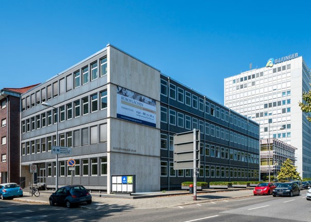 mehrere Bürogebäude an breiter viel befahrener Straße